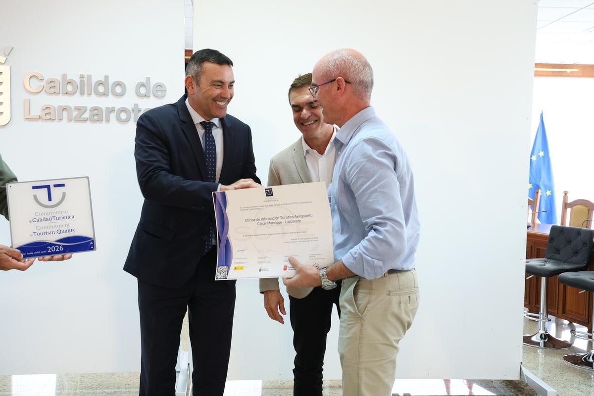 Oswaldo Betancort y Héctor Fernández entregan uno de los distintivos de calidad turística