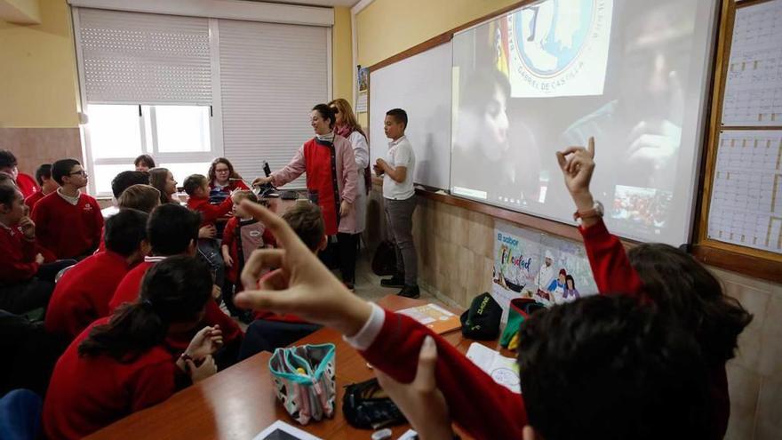 Los alumnos del Santo Ángel hacen preguntas a Cristina García y Antonio Donís, en la pantalla.