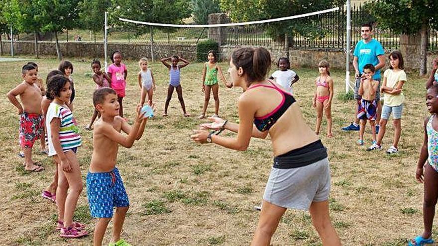 Niños y niñas disfrutan de las actividades de verano de CaixaProinfancia.