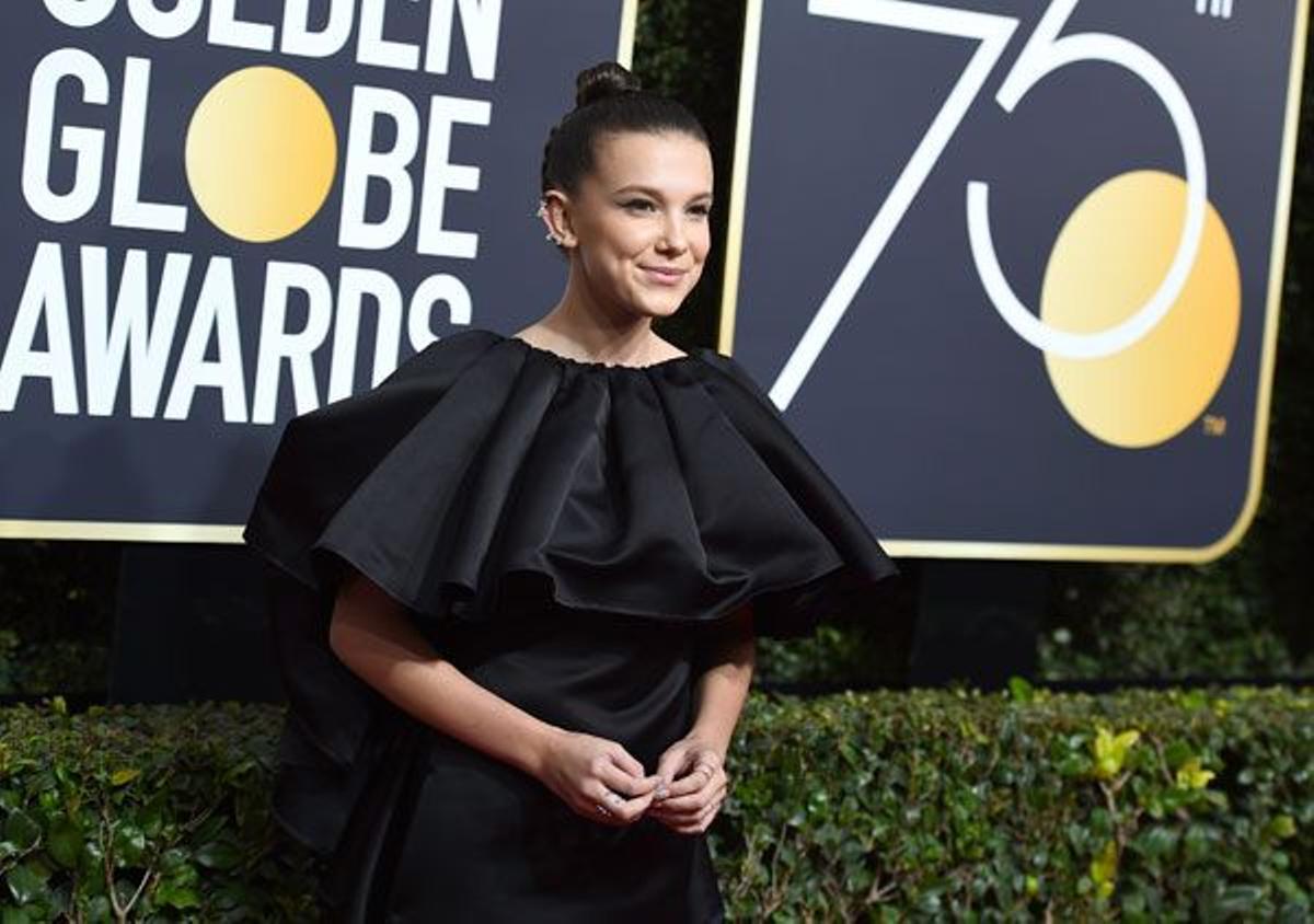 Globos de Oro 2018: detalle del volante de Millie Bobby Brown con vestido de Calvin Klein