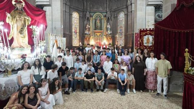 Un total de 60 personas celebra la confirmación durante la eucaristía. | BERNABÉ