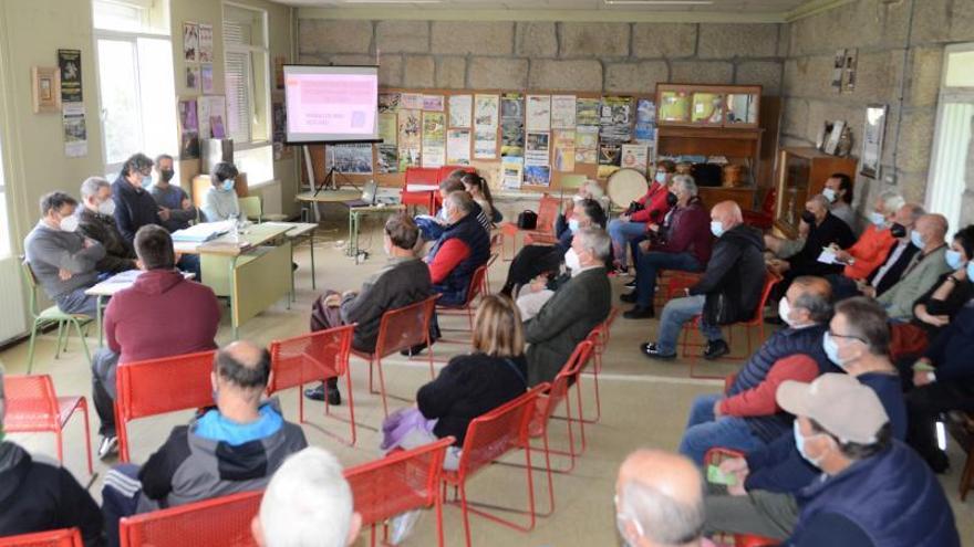 Los comuneros informan en asamblea de la restauración de la “Casa da Veciñanza”