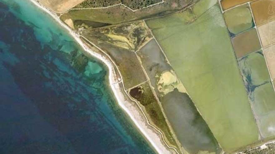 Vista aérea de los estanques salineros cercanos a la playa de es Codolar.