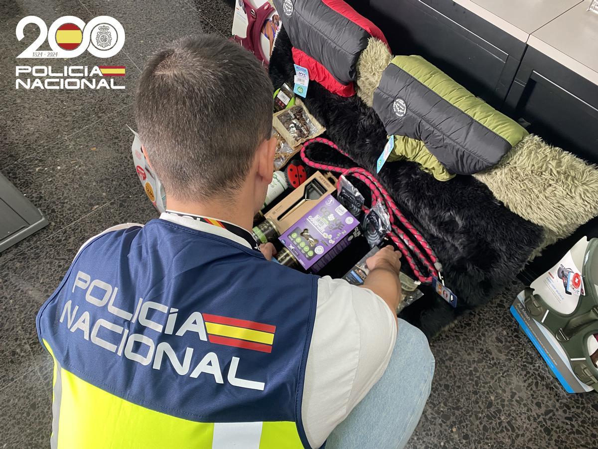 Un investigador de Delincuencia Económica de la Policía Nacional examina los efectos de la estafadora.