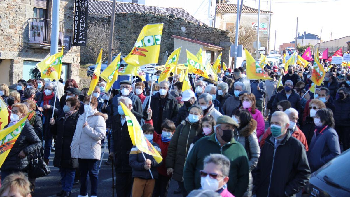 Vecinos de La Carballeda en la manifestación de Mombuey.