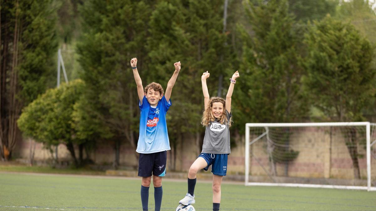 Dos niños en un campo de fútbol