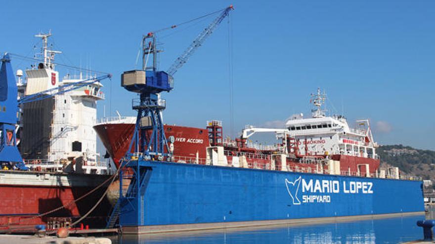 El buque, este lunes en el puerto de Málaga.