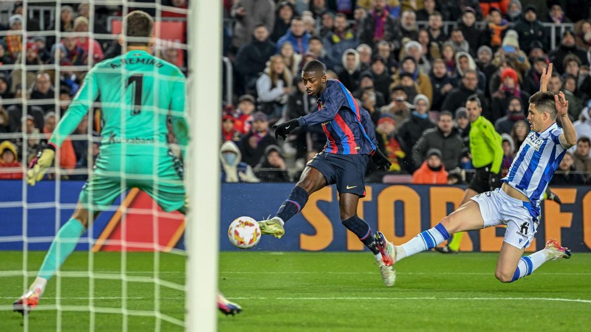 Dembélé dispara con la derecha para batir a un sorprendido Remiro en el Camp Nou.