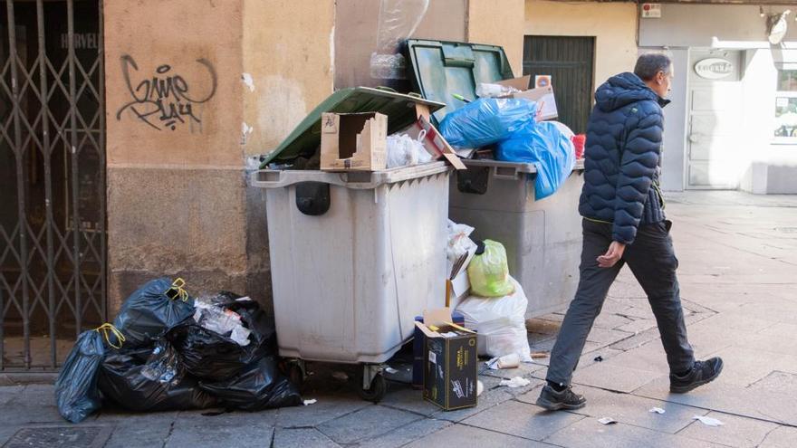 Bolsas de basura acumuladas junto a los contenedores en la plaza del Fresco.