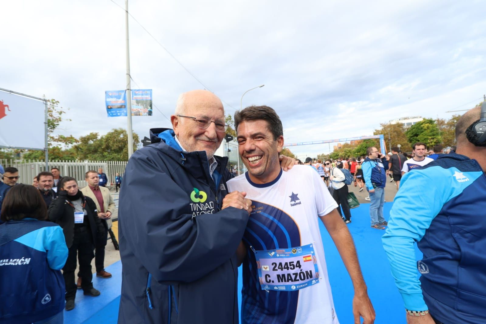 Carlos Mazón participa en la media maratón de València