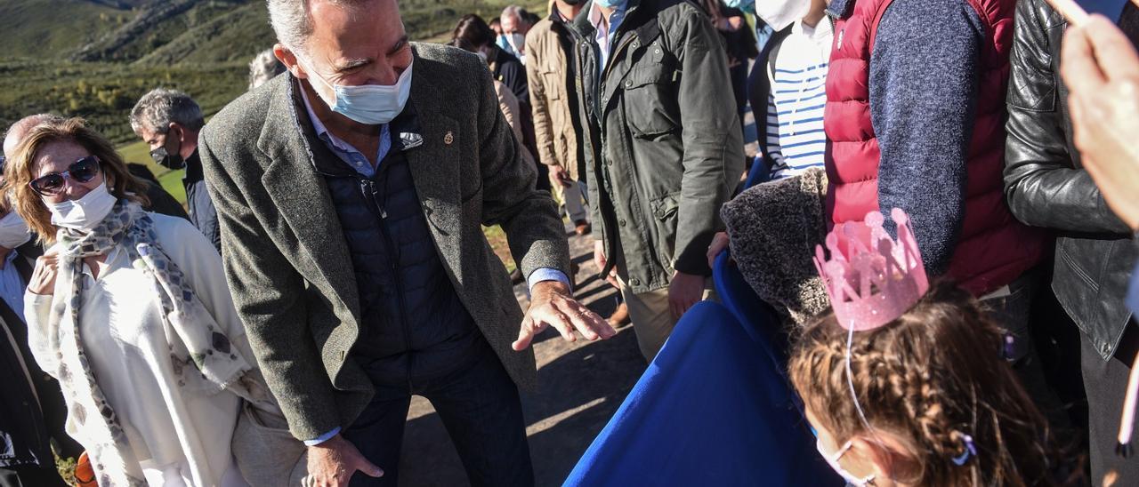 PUEBLO EJEMPLAR DE ASTURIAS: La princesa Lara consigue su "selfi" Real