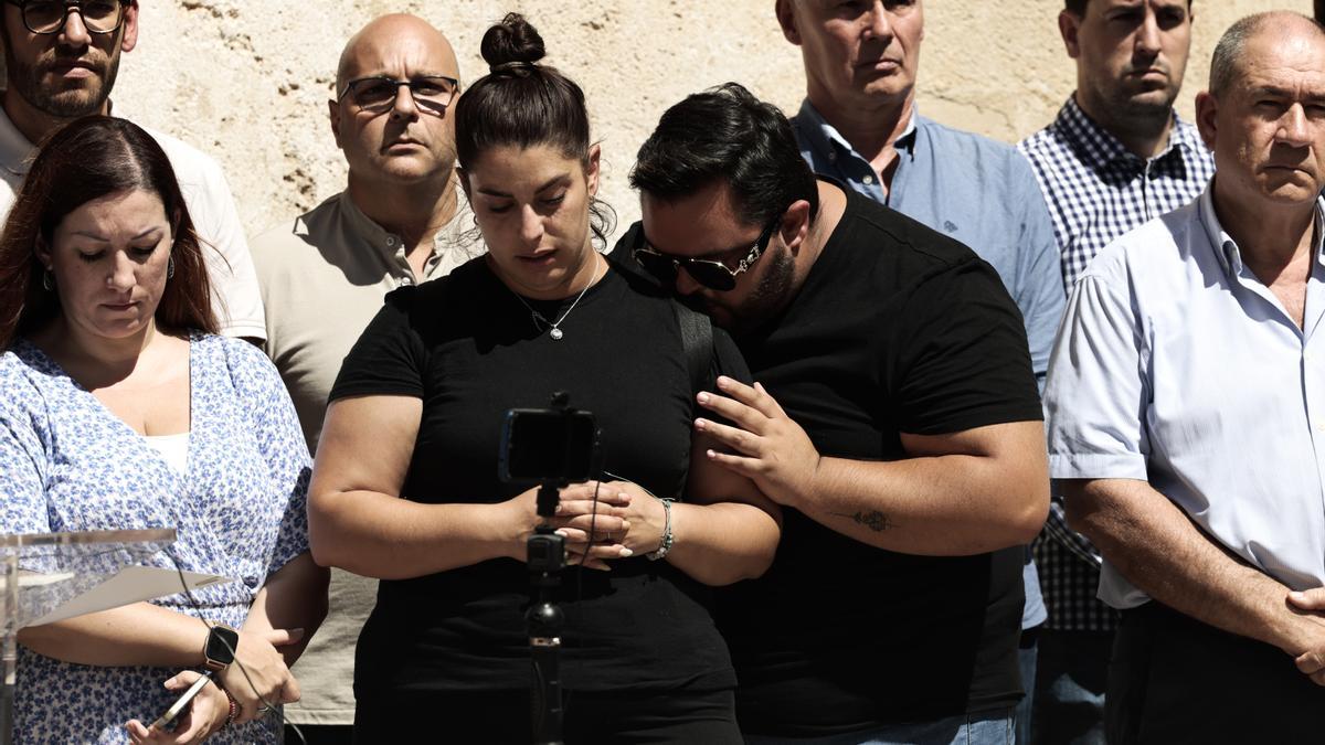 Concentración en Alzira (Valencia) en repulsa por  el asesinato de su vecina Raquel Lorente