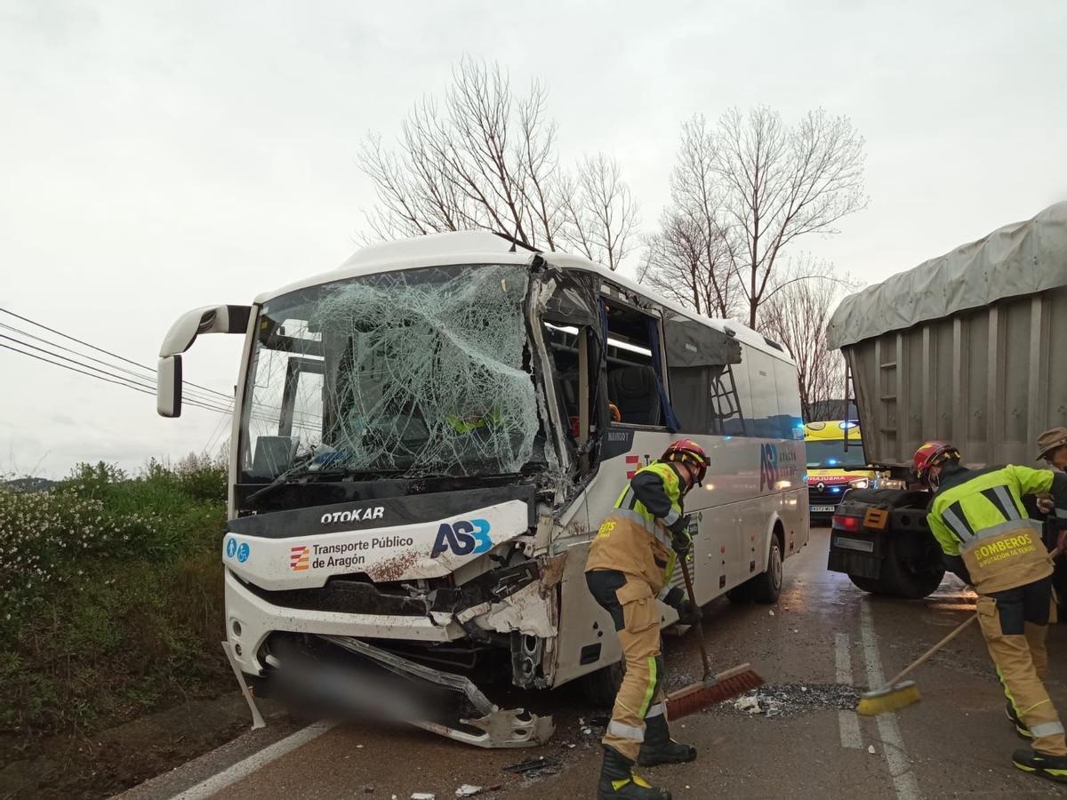 Los Bomberos de la Diputación de Teruel durante su intervención en el accidente.