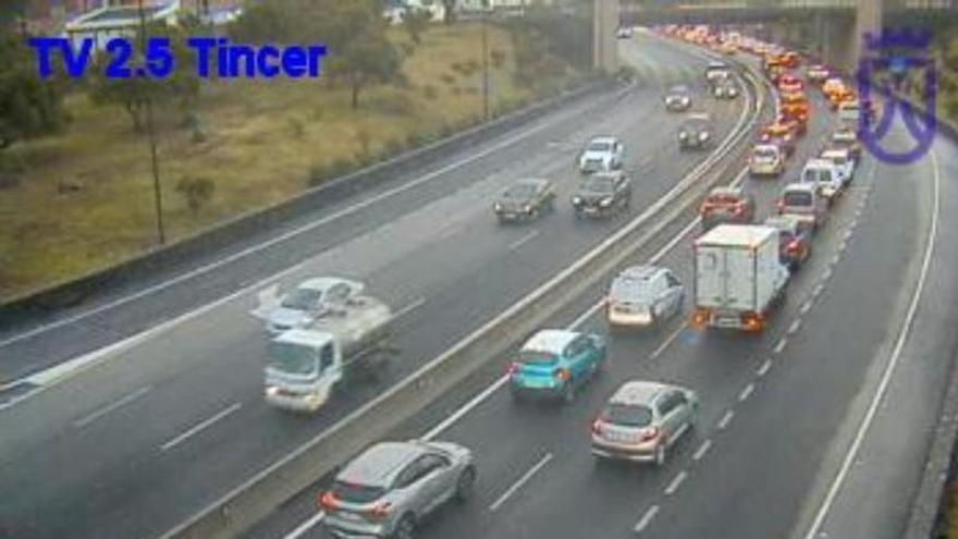 El vuelco de un vehículo en Santa Cruz de Tenerife genera fuertes retenciones