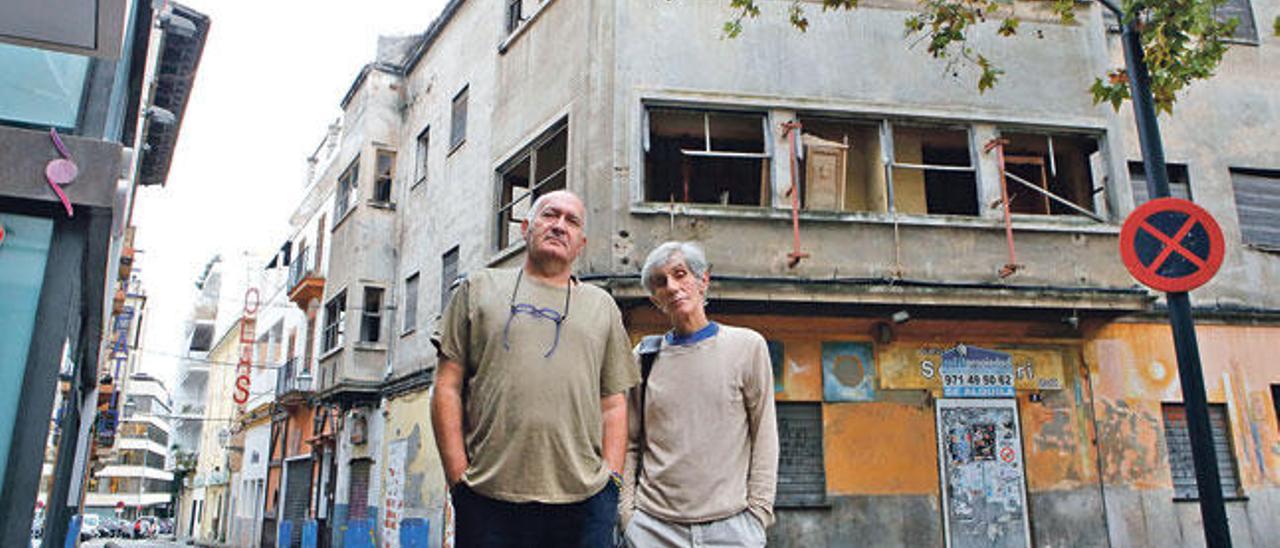 Johnny Guitar y Pepe Marroig, en la plaza Gomila, frente a los restos del popular Joe´s.