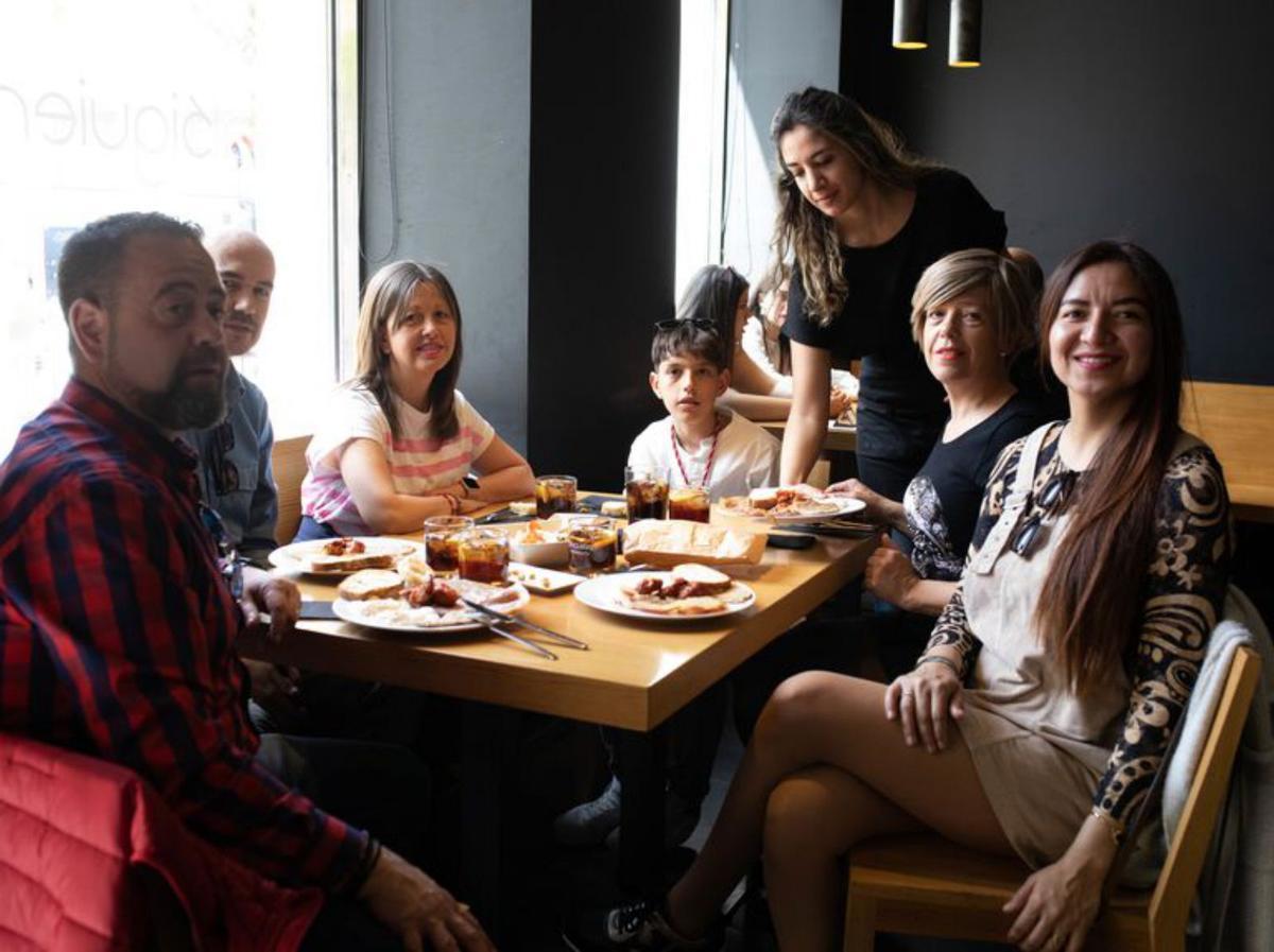 Una familia disfruta del almuerzo típico zamorano del Domingo de Resurrección. | Ana Burrieza