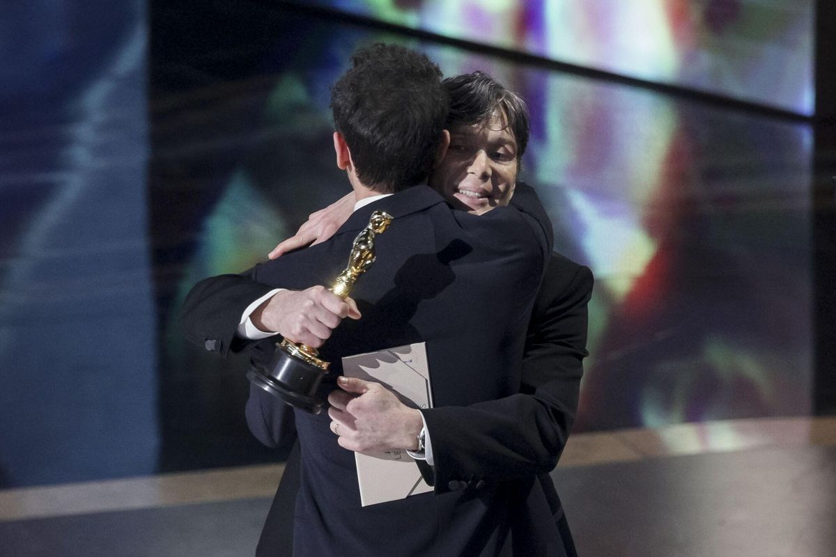 LOS ANGELES (United States), 03/03/2025.- Cillian Murphy (R) congratulates Adrien Brody for winning the Oscar for Best Performance By An Actor In A Leading Role for The Brutalist during the 97th annual Academy Awards ceremony at the Dolby Theatre in the Hollywood neighborhood of Los Angeles, California, USA, 02 March 2025. EFE/EPA/ALLISON DINNER