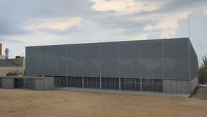 Mataró instal·la plaques solars en un poliesportiu per generar electricitat per a famílies vulnerables