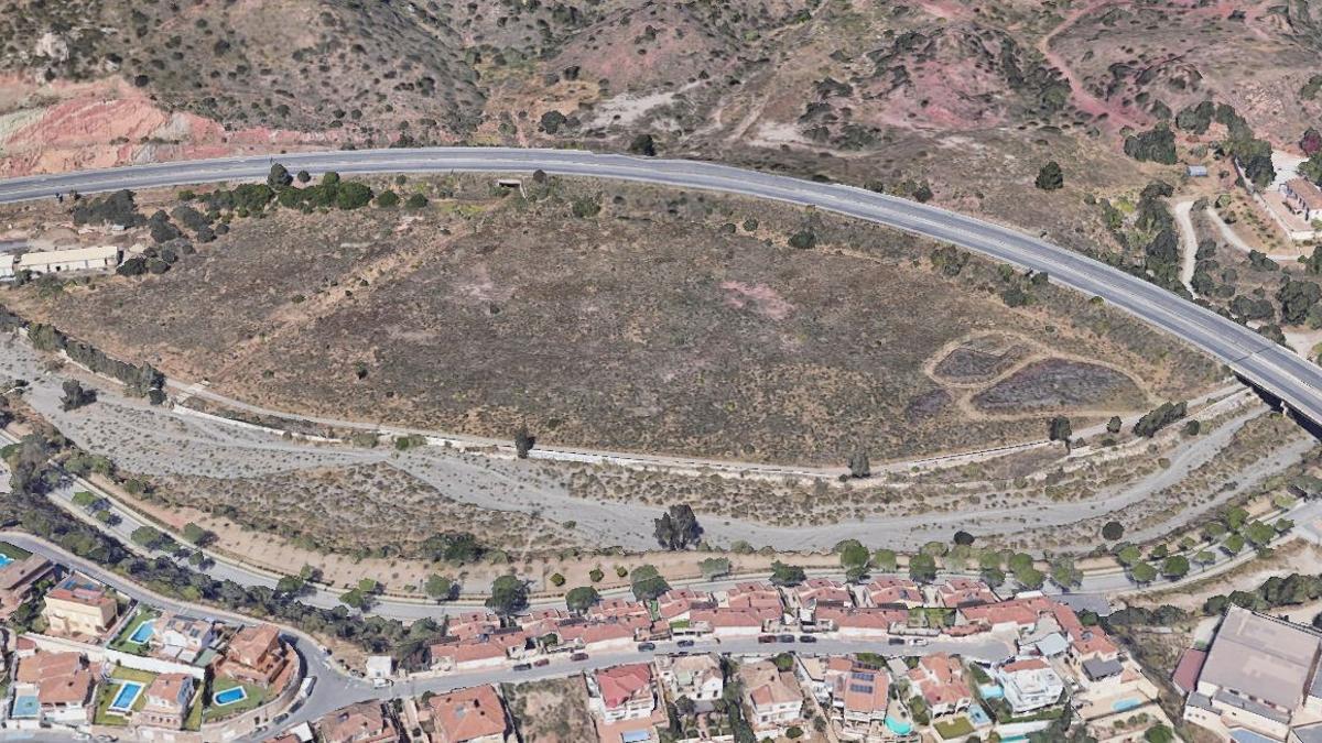 Parcela donde se proyecta el aparcamiento disuasorio en el Arroyo de Totalán.