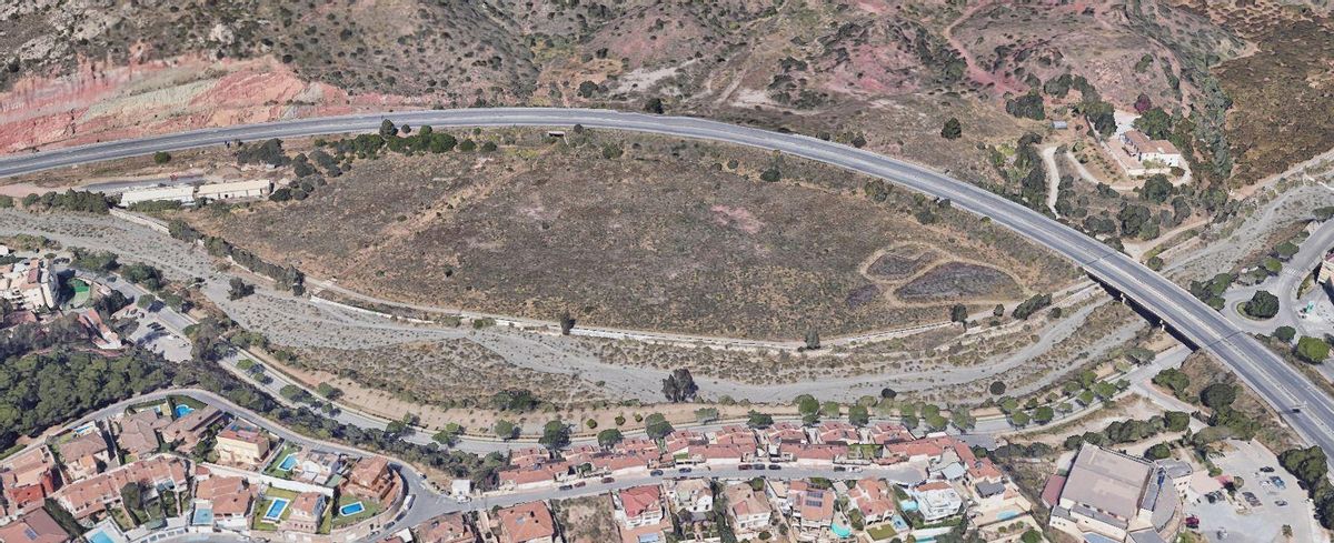 Parcela donde se proyecta el aparcamiento disuasorio en el Arroyo de Totalán.