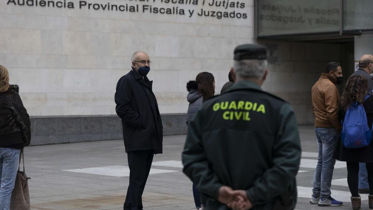 El exconseller Rafael Blasco guarda cola para entrar en la Ciudad de la Justicia, en una foto de archivo