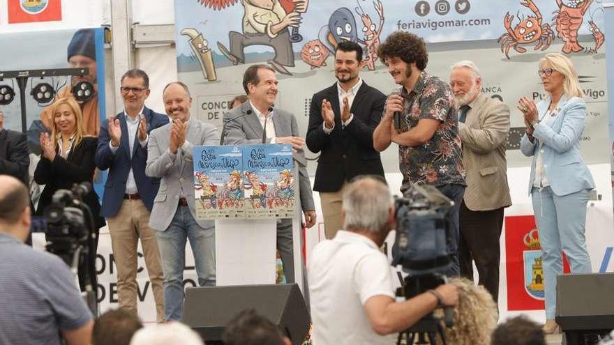 Caballero da paso al pregonero Xosé A. Touriñán, junto a Rivas, Regades, López Veiga y Porro. // R. Grobas