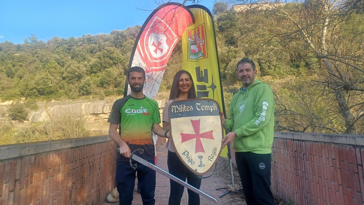 Presentació de la Pugo Regis, aquest dilluns al pont de Periques. D'esquerra a dreta: Cristian Pérez , del CQUIE; Laura Escudé, regidora d'Esports; Josep Badia, del CQUIE (entitat que organitza la cursa)