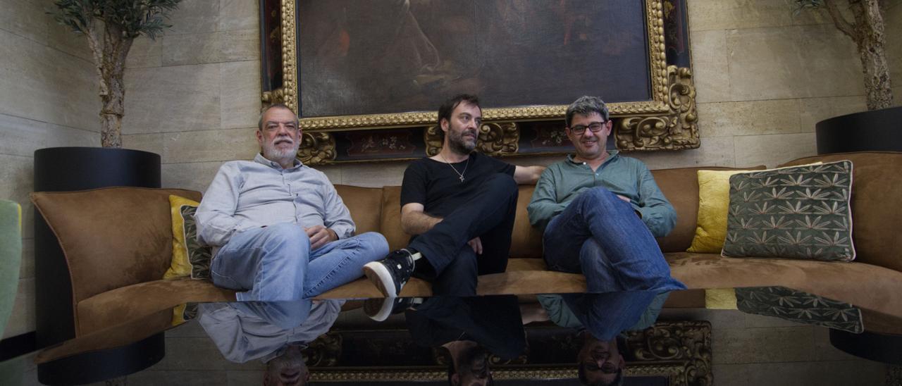 Jorge Díaz, Agustín Martínez y Antonio Mercero, en el Hotel Reino de Aragón de Zaragoza, antes de la presentación de su novela ‘Las madres’.