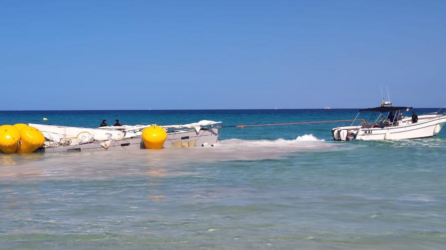 Trabajos para retirar el velero varado en Cala Millor