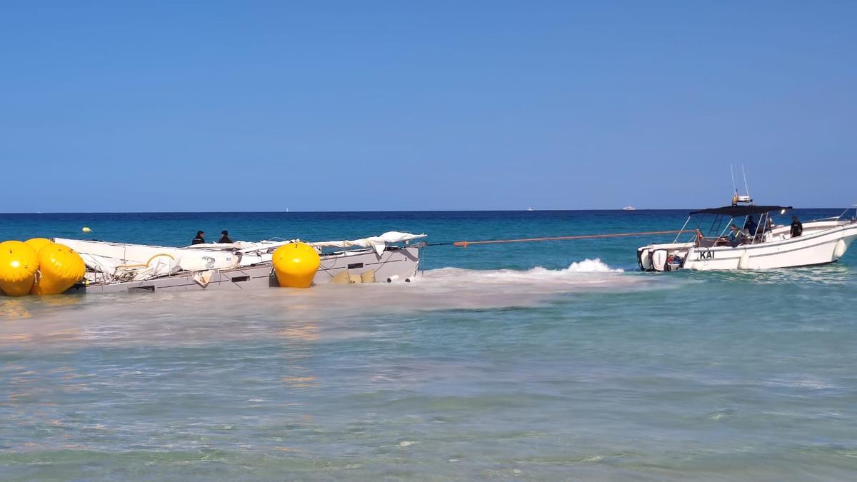 Técnicos para retirar el velero varado en Cala Millor