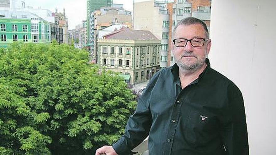 García Oliva, en un balcón de la plaza de San Miguel.