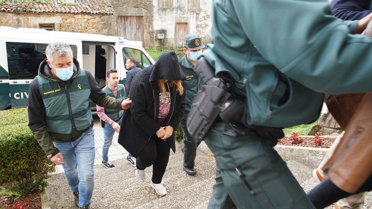 Llegada al cuartel de Lalín de la mujer detenida en O Irixo el miércoles.
