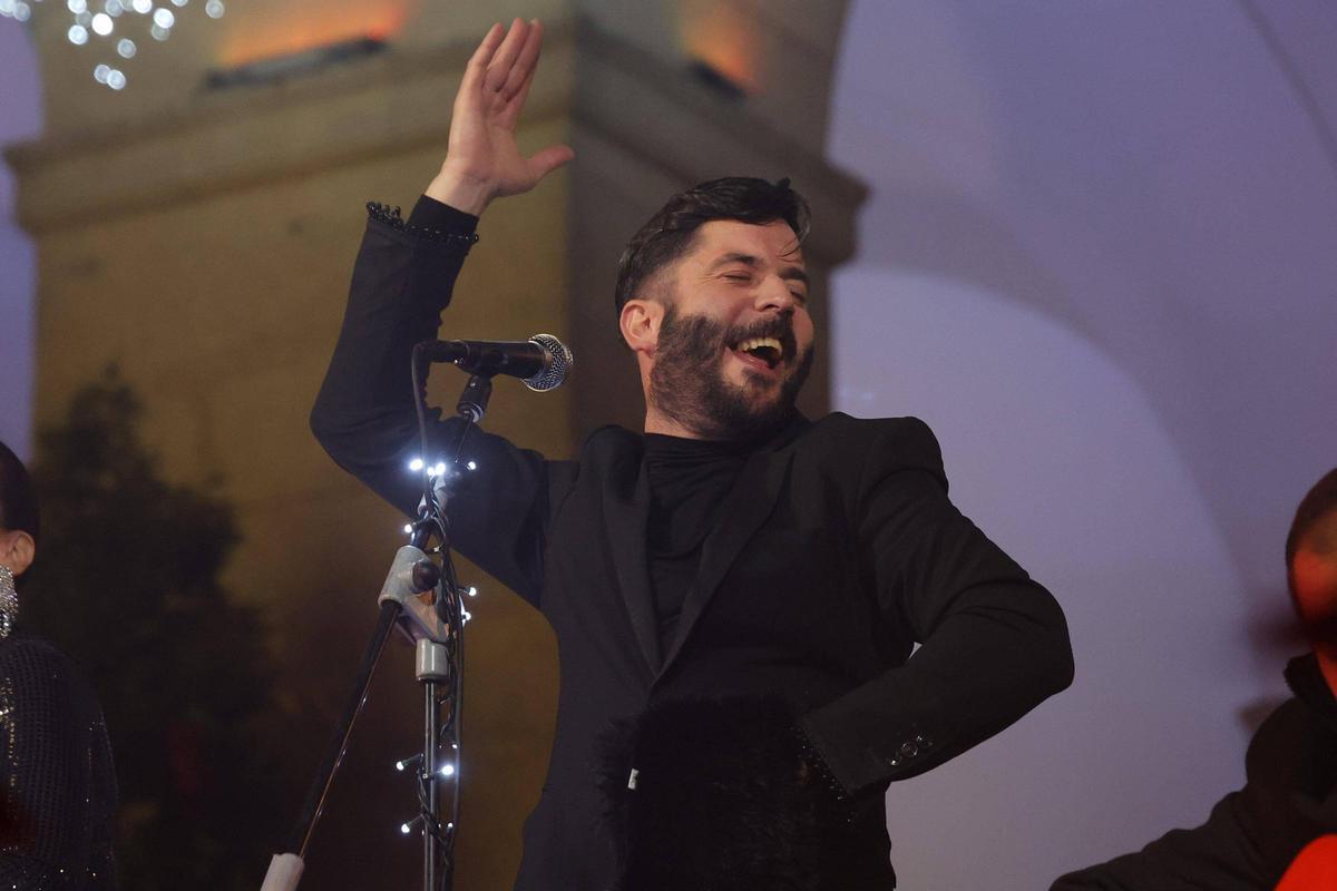 Fotogalería | Así ha sido la multitudinaria Zambombá flamenca en la plaza Mayor de Cáceres