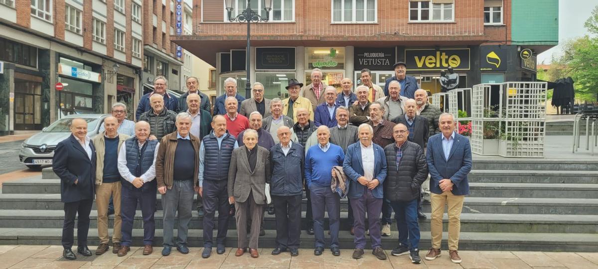 Los antiguos alumnos junto al Padre Valdés.