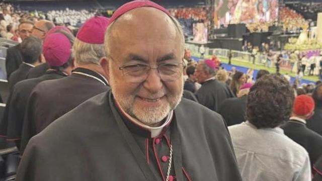 El Arzobispo de Oviedo en el acto del Papa en el Santiago Bernabéu, en una foto subida a sus redes sociales.