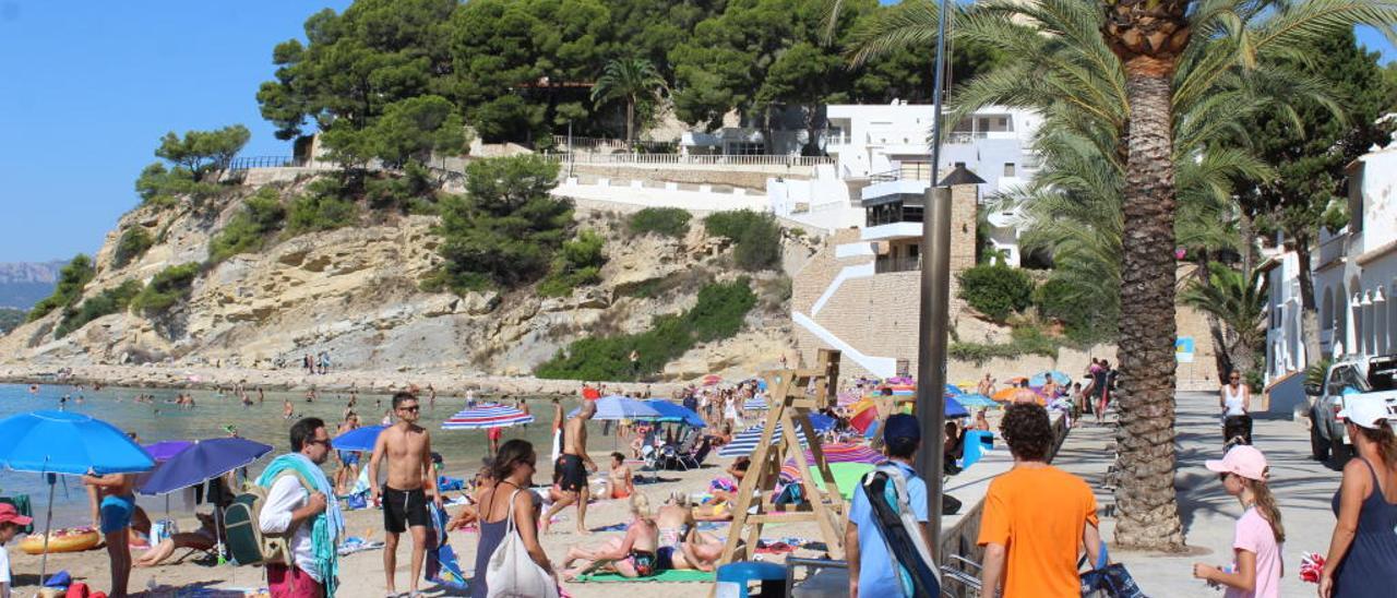 Los socorristas de las playas de Moraira, sin formación en primeros auxilios