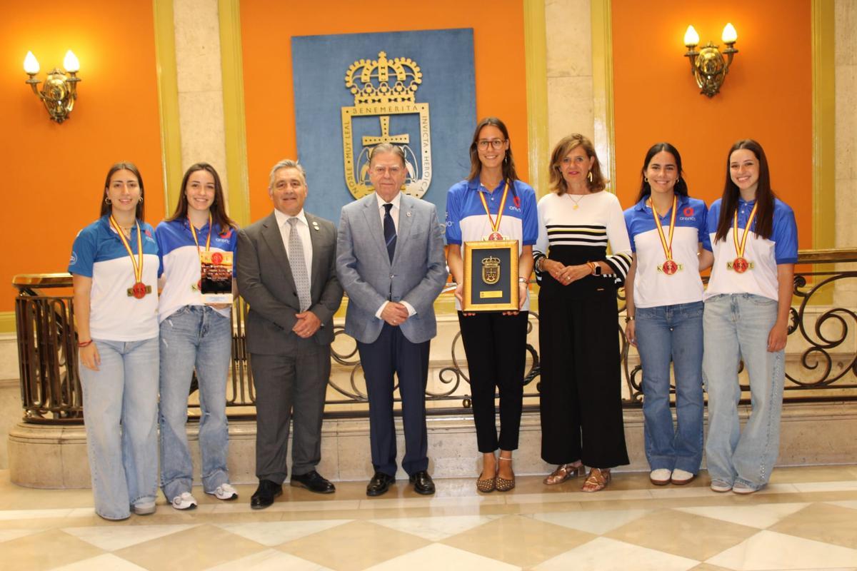 Integrantes del Gimnasio Arenas de Karate, junto a Alfredo Canteli y Concepción Méndez, en el Ayuntamiento