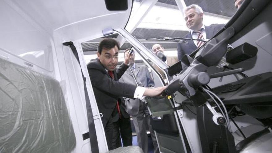 El presidente de la Diputación,Fernando Martínez Maíllo, ayer en la Feria de Vehículos de Ocasión de Ifeza.