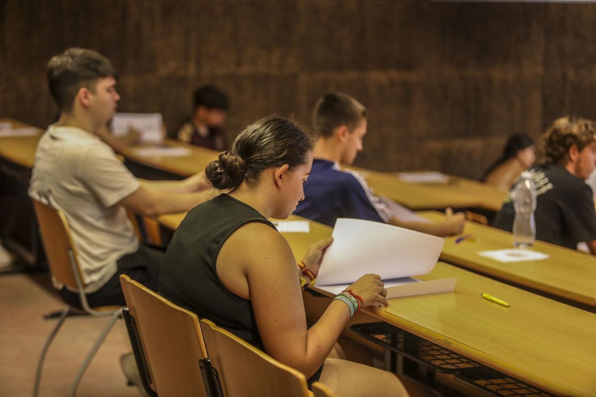 Unos alumnos durante la realización de un examen.