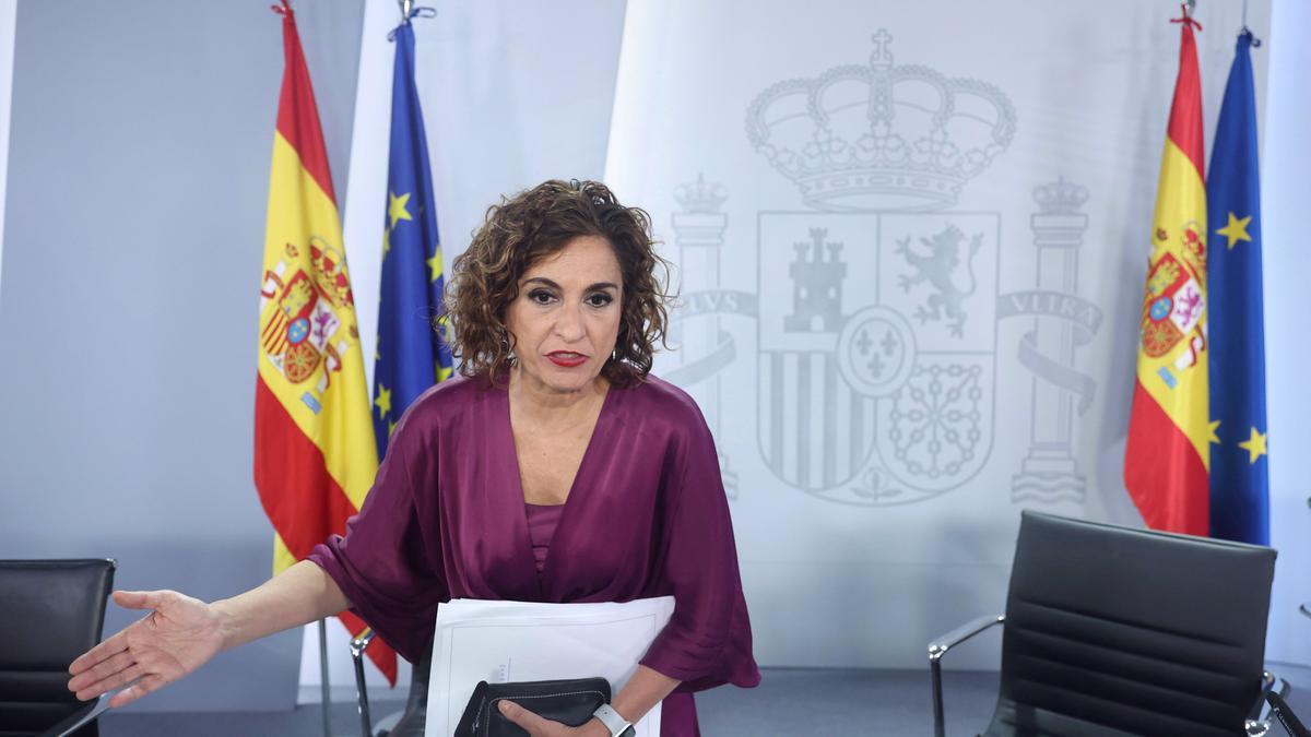 La ministra de Hacienda y Función Pública, María Jesús Montero, a su salida de una rueda de prensa posterior al Consejo de Ministros, en el Palacio de La Moncloa, a 26 de julio de 2022, en Madrid (España).
