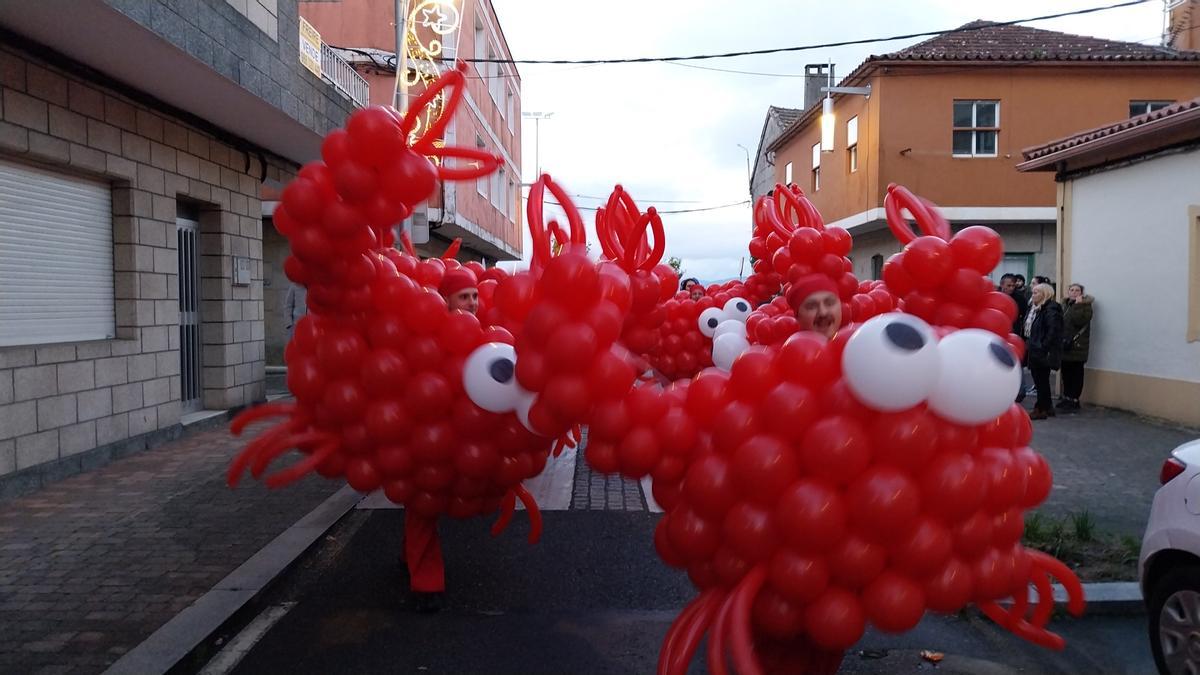La cabalgata de los Reyes Magos por Bueu a bordo de barcos tradicionales