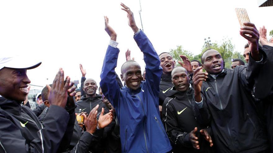 Eliud Kipchoge celebra su victoria en Monza.