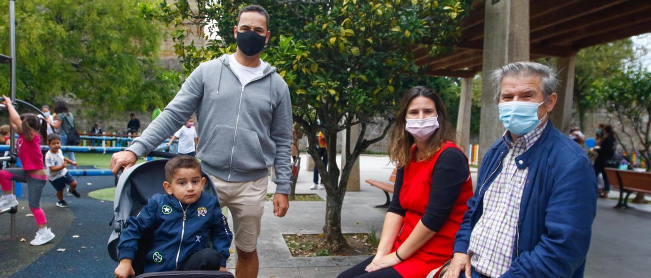 Álex Barros (de pie) es el promotor de la iniciativa de recogida de firmas. Ayer, en el parque de A Xunqueira.