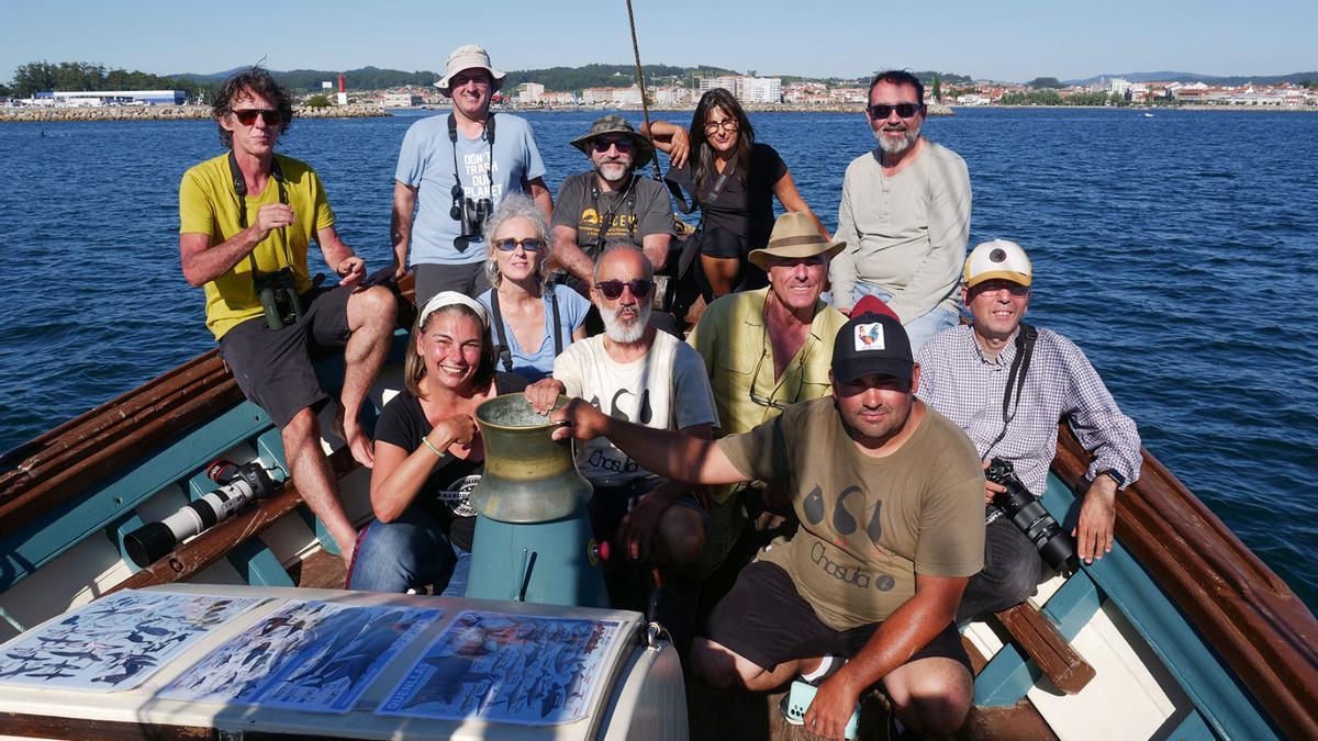 Los viajeros del &quot;Chasula&quot; que el domingo descubrieron las orcas.