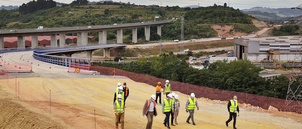 La visita oficial a las obras de acceso a la Zalia por La Peñona, ayer. | Juan Plaza