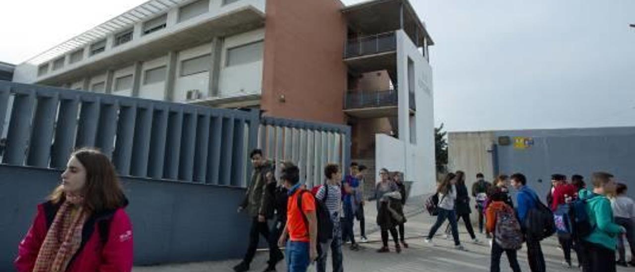 Reclaman a la Conselleria que los alumnos de bachiller y FP puedan utilizar el bus escolar