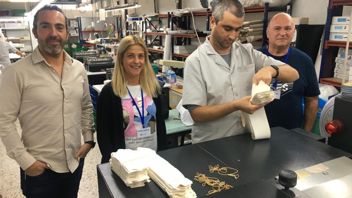 Antonio Arráez en pleno trabajo junto a su jefe Manuel García, y la directora del Servicio de Empleo y el presidente de Asprodis, Ester Díaz, y Juan Rafa Hernández.