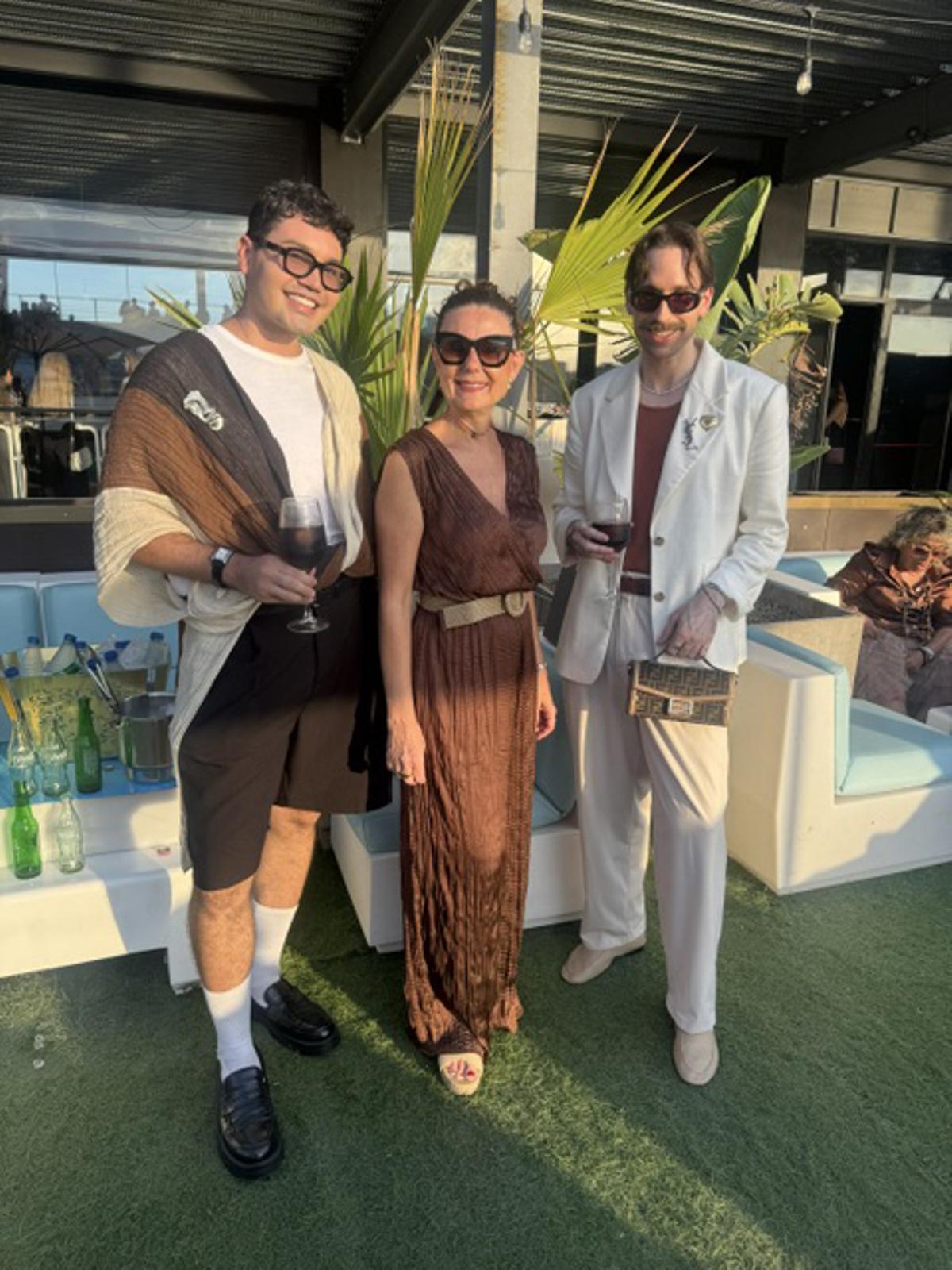 Junior Rosuá, Ruth Martínez y el influencer Aarón Van Cartier, que no soltó su bolso en toda la noche.