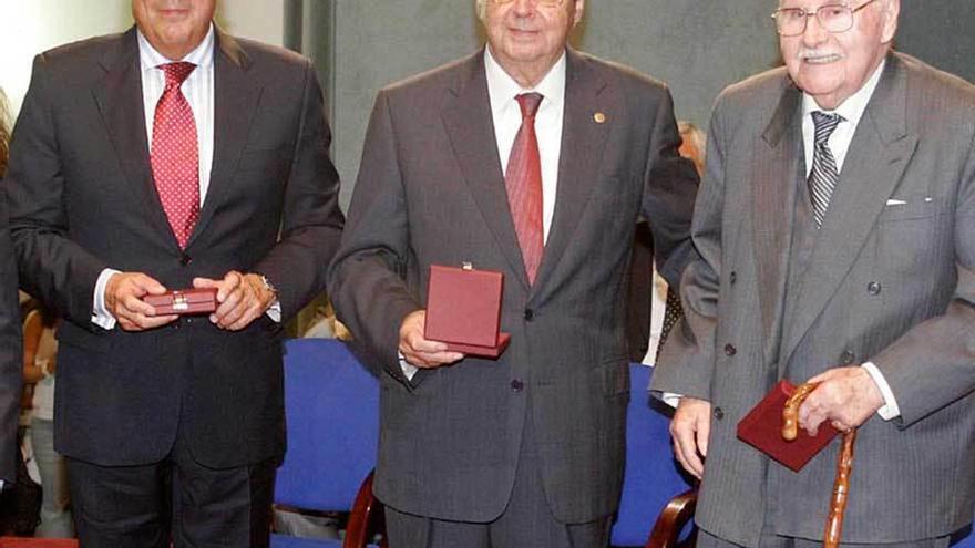 Claudio Fernández Junquera, flanqueado por Luis Adaro (a la derecha) y Guillermo Quirós, al recibir la medalla de oro de la Feria de Muestras en 2006, con motivo de su cincuentenario.