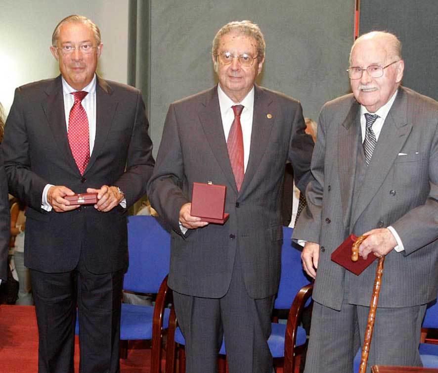 Claudio Fernández Junquera, flanqueado por Luis Adaro (a la derecha) y Guillermo Quirós, al recibir la medalla de oro de la Feria de Muestras en 2006, con motivo de su cincuentenario.
